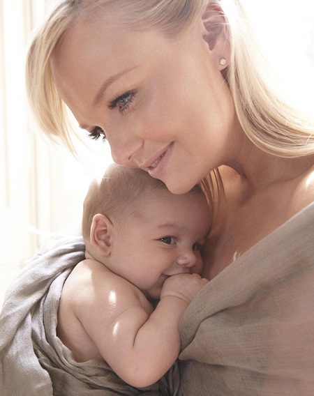 Cựu thành viên Spice Girl khoe con trai 2 tháng rưỡi - 1