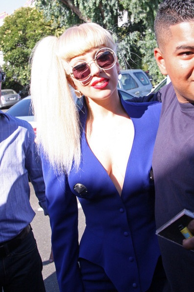Lady Gaga ngày thay hai bộ đồ kỳ dị - 5 Lady Gaga ngày thay hai bộ đồ kỳ dị - 5