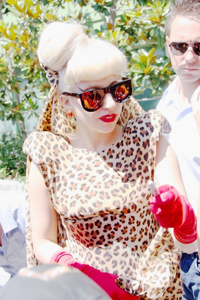 Lady Gaga ngày thay hai bộ đồ kỳ dị - 9 Lady Gaga ngày thay hai bộ đồ kỳ dị - 9