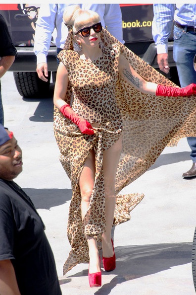 Lady Gaga ngày thay hai bộ đồ kỳ dị - 10 Lady Gaga ngày thay hai bộ đồ kỳ dị - 10