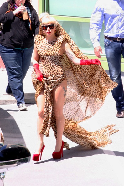 Lady Gaga ngày thay hai bộ đồ kỳ dị - 12 Lady Gaga ngày thay hai bộ đồ kỳ dị - 12
