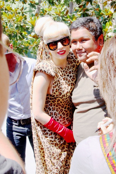 Lady Gaga ngày thay hai bộ đồ kỳ dị - 14 Lady Gaga ngày thay hai bộ đồ kỳ dị - 14