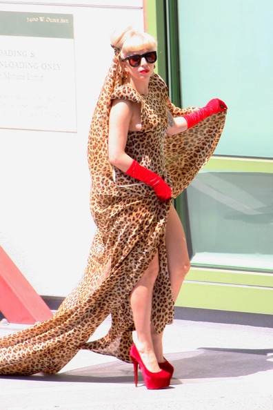Lady Gaga ngày thay hai bộ đồ kỳ dị - 15 Lady Gaga ngày thay hai bộ đồ kỳ dị - 15