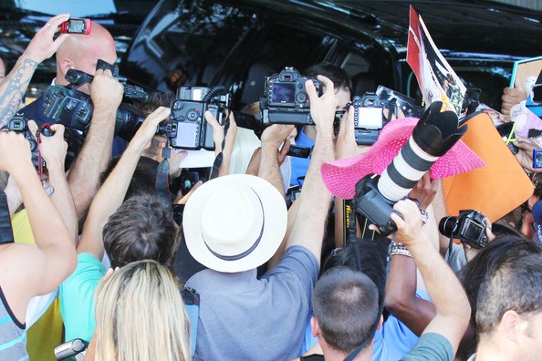 Lady Gaga mua đồ ăn cho fans - 7