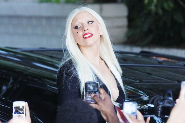 Lady Gaga mua đồ ăn cho fans - 6