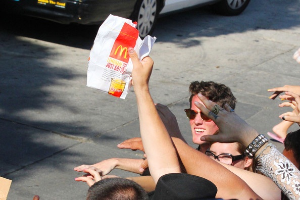 Lady Gaga mua đồ ăn cho fans - 9