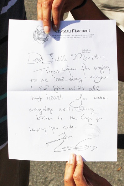 Lady Gaga mua đồ ăn cho fans - 10