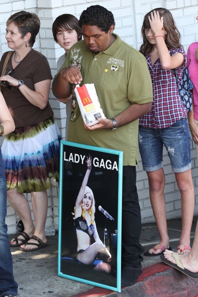 Lady Gaga mua đồ ăn cho fans - 11
