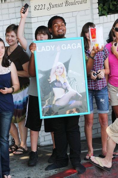 Lady Gaga mua đồ ăn cho fans - 12