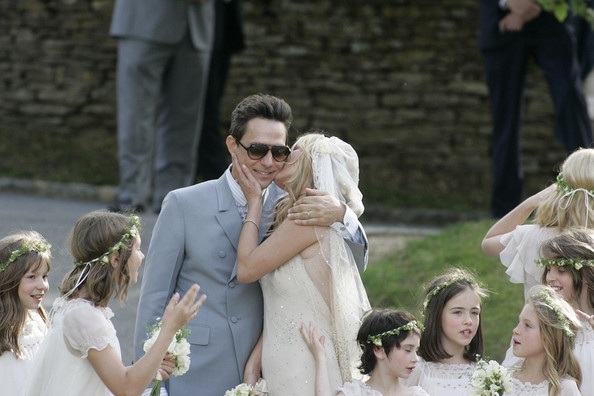 Kate Moss rạng ngời trong ngày cưới - 12