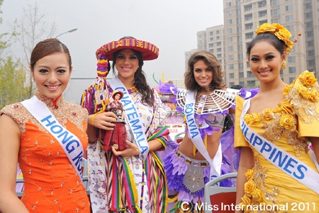 Người đẹp Hoa hậu quốc tế diễu hành trên đường phố - 4 Người đẹp Hoa hậu quốc tế diễu hành trên đường phố - 4