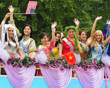 Người đẹp Hoa hậu quốc tế diễu hành trên đường phố - 2 Người đẹp Hoa hậu quốc tế diễu hành trên đường phố - 2