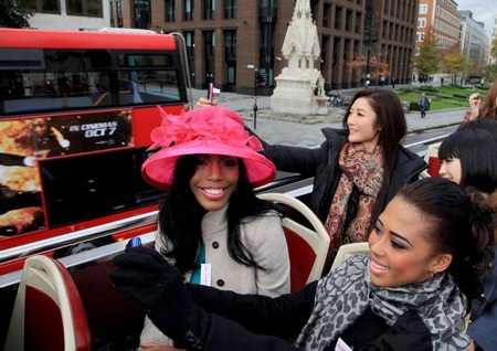 Thí sinh Hoa hậu thế giới ngắm London bằng xe bus - 15 Thí sinh Hoa hậu thế giới ngắm London bằng xe bus - 15