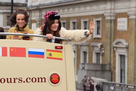 Thí sinh Hoa hậu thế giới ngắm London bằng xe bus - 17 Thí sinh Hoa hậu thế giới ngắm London bằng xe bus - 17