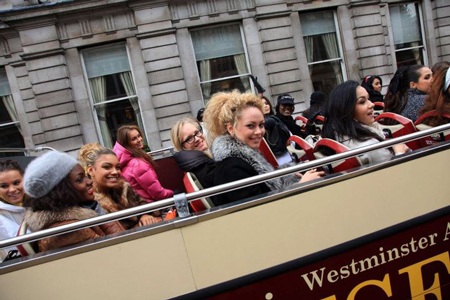 Thí sinh Hoa hậu thế giới ngắm London bằng xe bus - 22 Thí sinh Hoa hậu thế giới ngắm London bằng xe bus - 22