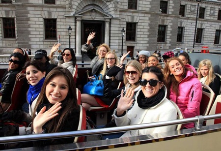 Thí sinh Hoa hậu thế giới ngắm London bằng xe bus - 24 Thí sinh Hoa hậu thế giới ngắm London bằng xe bus - 24