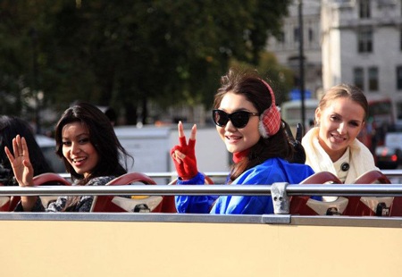 Thí sinh Hoa hậu thế giới ngắm London bằng xe bus - 25 Thí sinh Hoa hậu thế giới ngắm London bằng xe bus - 25