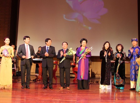 Hồn Sen Việt nồng ấm giữa thu vàng Na Uy  - 3