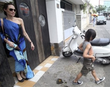 Hình ảnh đầu tiên về Brangelina tại Việt Nam - 1