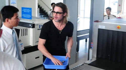 Brad Pitt rời Côn Đảo, một mình đi TPHCM - 1 Brad Pitt rời Côn Đảo, một mình đi TPHCM - 1