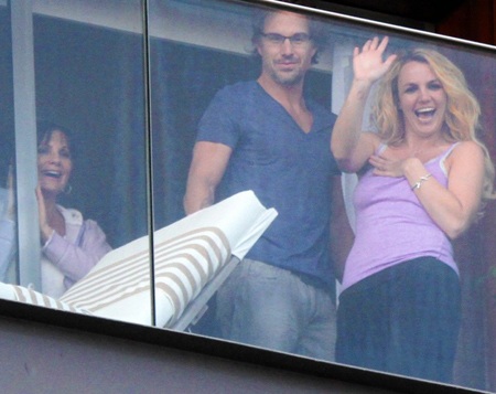 Vòng quanh thế giới giải trí ngày 14/11 - 10