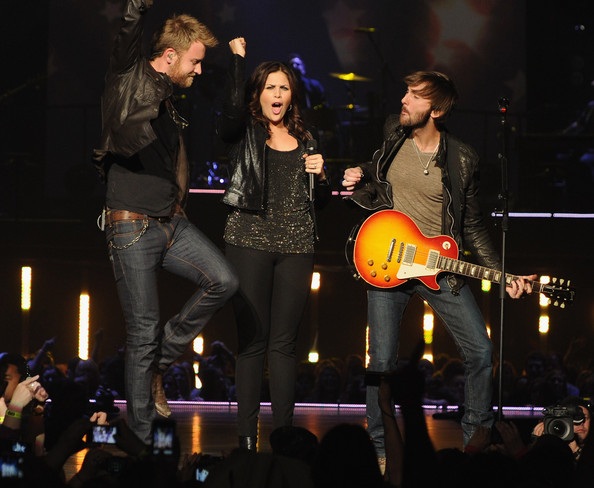 Vòng quanh thế giới giải trí ngày 13/11 - 1