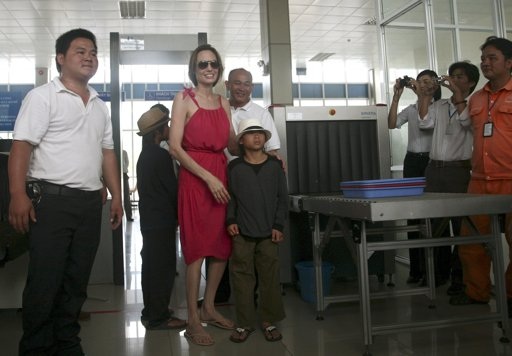 Hình ảnh ngọt ngào của Jolie và Pax Thiên - 2 Hình ảnh ngọt ngào của Jolie và Pax Thiên - 2