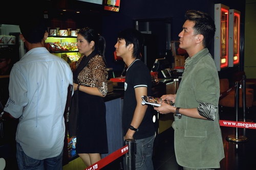 Mr Đàm xếp hàng mua vé xem phim - 1 Mr Đàm xếp hàng mua vé xem phim - 1