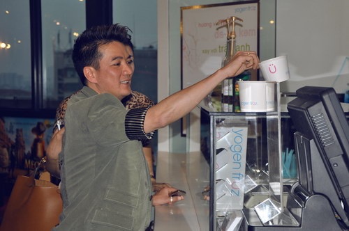 Mr Đàm xếp hàng mua vé xem phim - 2 Mr Đàm xếp hàng mua vé xem phim - 2