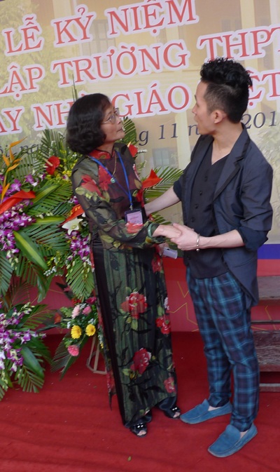 NTK Đức Hùng và ca sỹ Tùng Dương về thăm trường cũ - 2