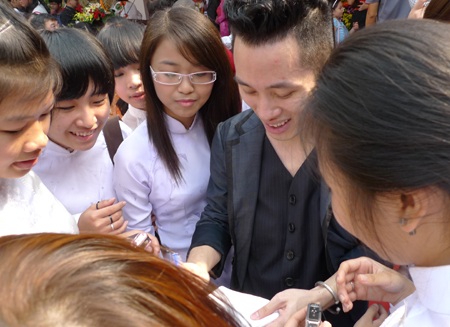 NTK Đức Hùng và ca sỹ Tùng Dương về thăm trường cũ - 3