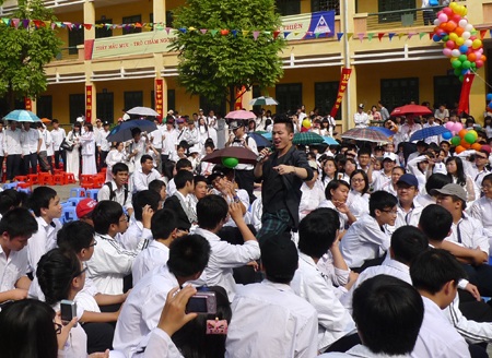 NTK Đức Hùng và ca sỹ Tùng Dương về thăm trường cũ - 6