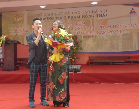 NTK Đức Hùng và ca sỹ Tùng Dương về thăm trường cũ - 7