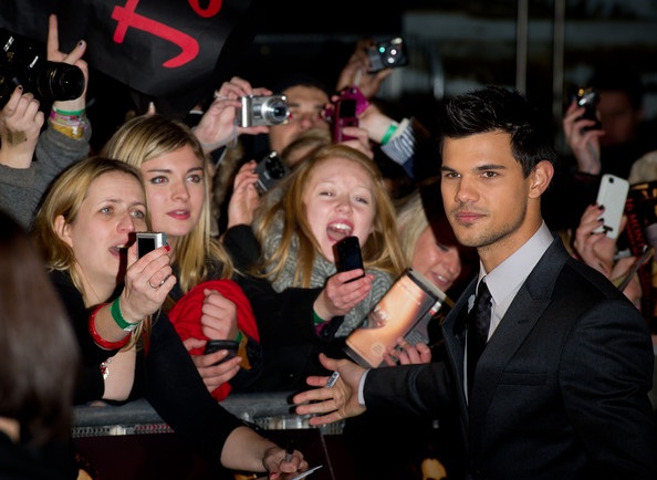 Dàn “sao” Chạng vạng thân thiết trong buổi công chiếu phim - 21