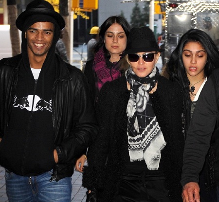 Vòng quanh thế giới giải trí ngày 15/11 - 5