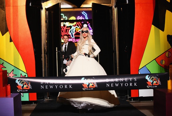 Lady Gaga mặc váy xẻ... “liều lĩnh” - 11 Lady Gaga mặc váy xẻ... “liều lĩnh” - 11
