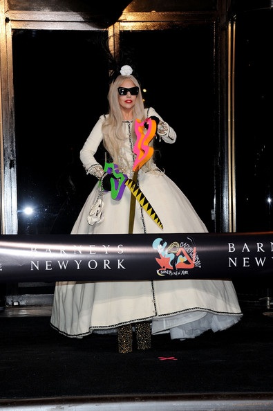 Lady Gaga mặc váy xẻ... “liều lĩnh” - 12 Lady Gaga mặc váy xẻ... “liều lĩnh” - 12