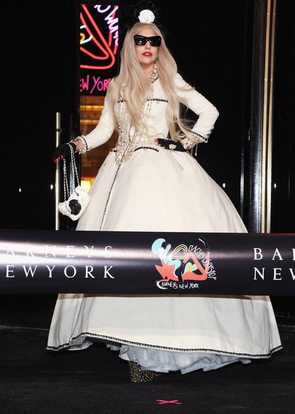 Lady Gaga mặc váy xẻ... “liều lĩnh” - 17 Lady Gaga mặc váy xẻ... “liều lĩnh” - 17