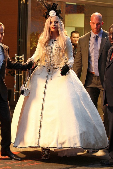 Lady Gaga mặc váy xẻ... “liều lĩnh” - 6 Lady Gaga mặc váy xẻ... “liều lĩnh” - 6