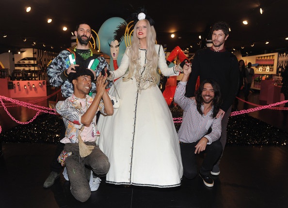Lady Gaga mặc váy xẻ... “liều lĩnh” - 21 Lady Gaga mặc váy xẻ... “liều lĩnh” - 21