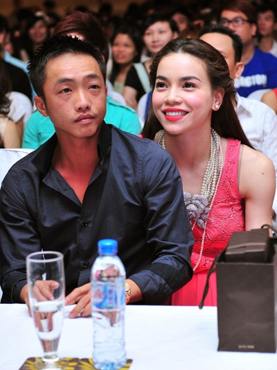 Hà Hồ tưng bừng đón sinh nhật bên Quốc Cường và bè bạn - 8 Hà Hồ tưng bừng đón sinh nhật bên Quốc Cường và bè bạn - 8