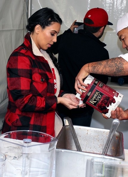 Kim “siêu vòng ba” phục vụ bữa ăn cho người vô gia cư - 2