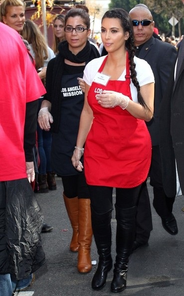 Kim “siêu vòng ba” phục vụ bữa ăn cho người vô gia cư - 4