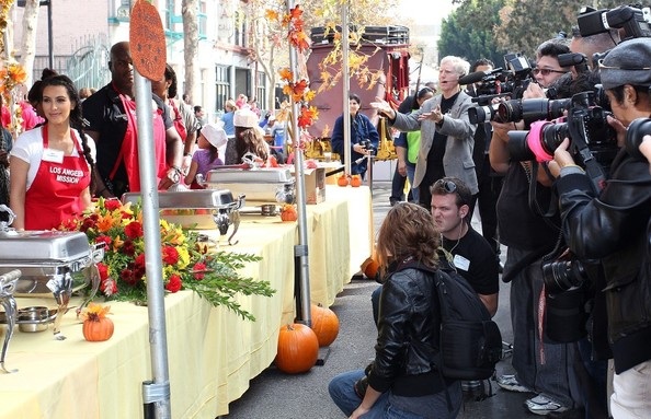 Kim “siêu vòng ba” phục vụ bữa ăn cho người vô gia cư - 6