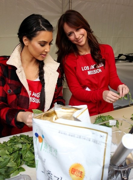 Kim “siêu vòng ba” phục vụ bữa ăn cho người vô gia cư - 8