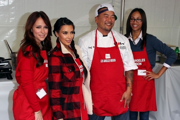 Kim “siêu vòng ba” phục vụ bữa ăn cho người vô gia cư - 9