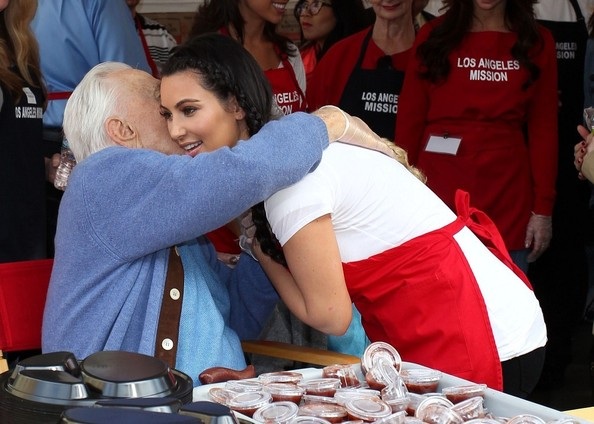 Kim “siêu vòng ba” phục vụ bữa ăn cho người vô gia cư - 11