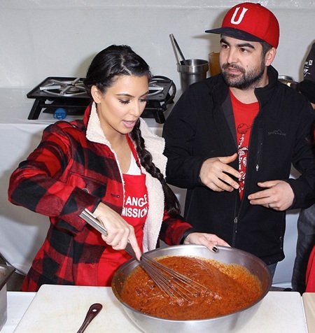 Kim “siêu vòng ba” phục vụ bữa ăn cho người vô gia cư - 12