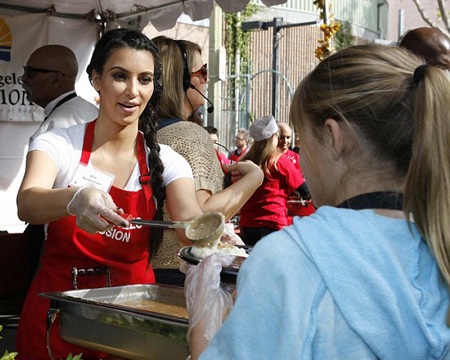 Kim “siêu vòng ba” phục vụ bữa ăn cho người vô gia cư - 13