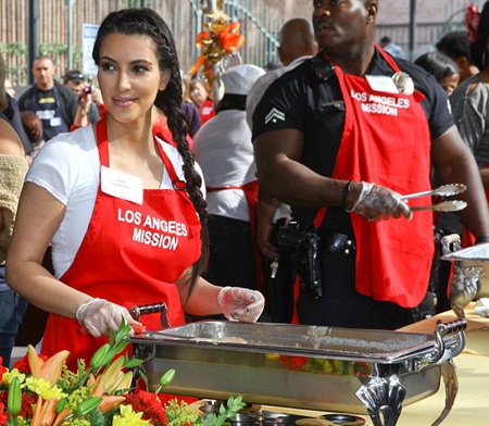 Kim “siêu vòng ba” phục vụ bữa ăn cho người vô gia cư - 14